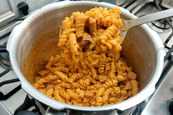 Macarrão de Panela de Pressão A Receita Rápida que Vai Salvar Seu Dia!