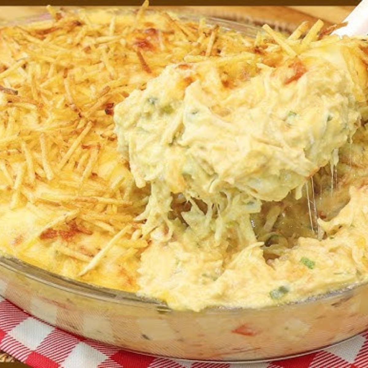 Fricassê de frango cremoso fácil e rápido com milho e queijo gratinado no forno