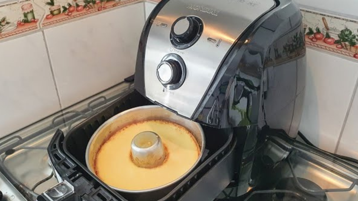 Pudim de air fryer fácil e cremoso que fica pronto sem banho-maria