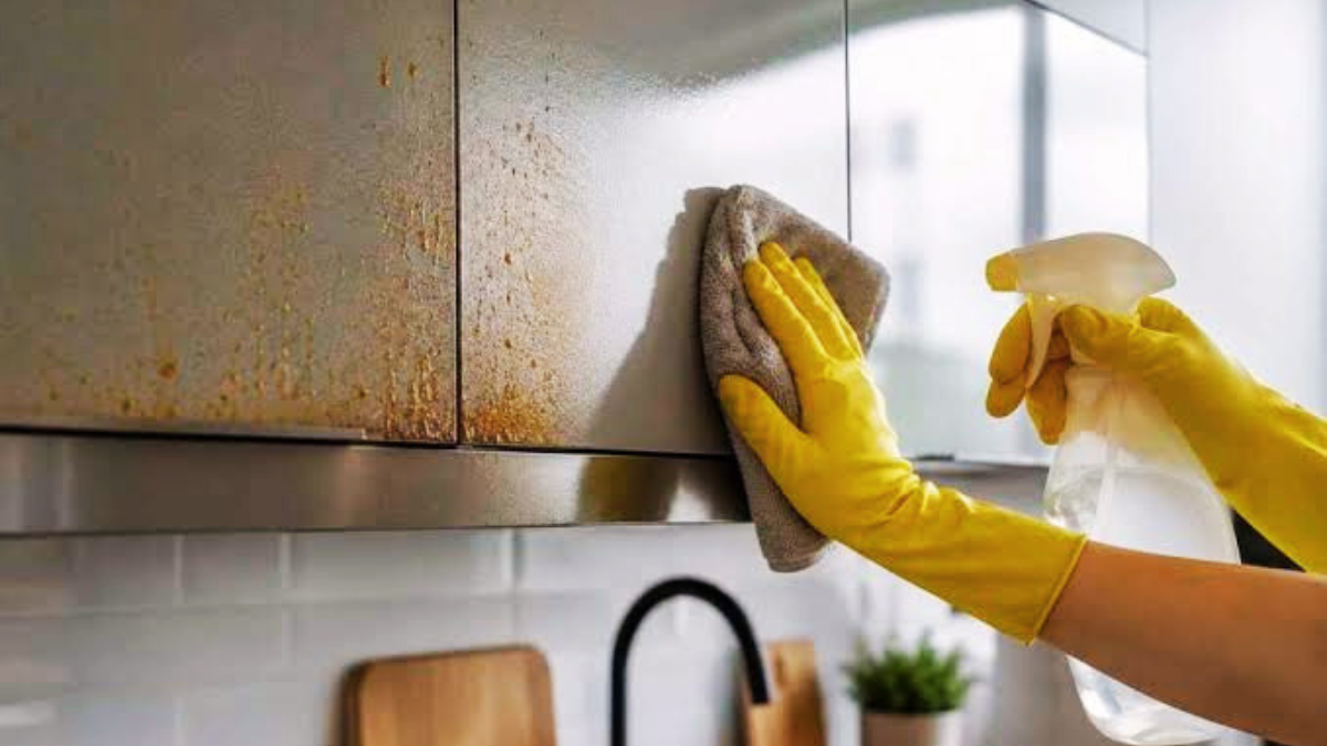 ADEUS GORDURA! 5 Truques Caseiros Para Limpar Armários de Cozinha em 10 Minutos (Funciona Mesmo!)