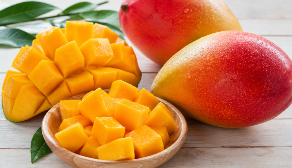 Intestino Preso? Veja Como a Manga Pode Ajudar e 3 Receitas Simples Para Incluir a Fruta no Dia a Dia