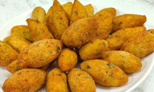 Bolinho de Frango Feito com Farinha de Milho Crocante