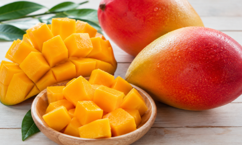 Intestino Preso? Veja Como a Manga Pode Ajudar e 3 Receitas Simples Para Incluir a Fruta no Dia a Dia