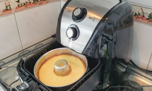 Pudim de air fryer fácil e cremoso que fica pronto sem banho-maria